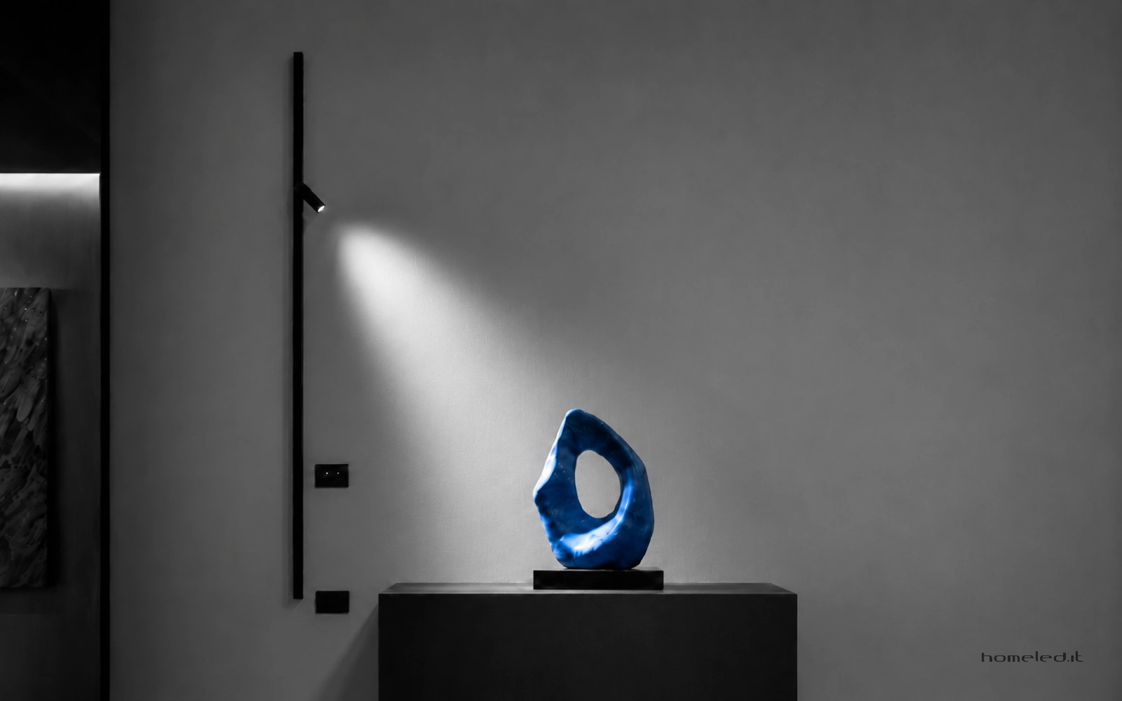 Binario bassa tensione Homeled in verticale che illumina una scultura in blu zaffiro