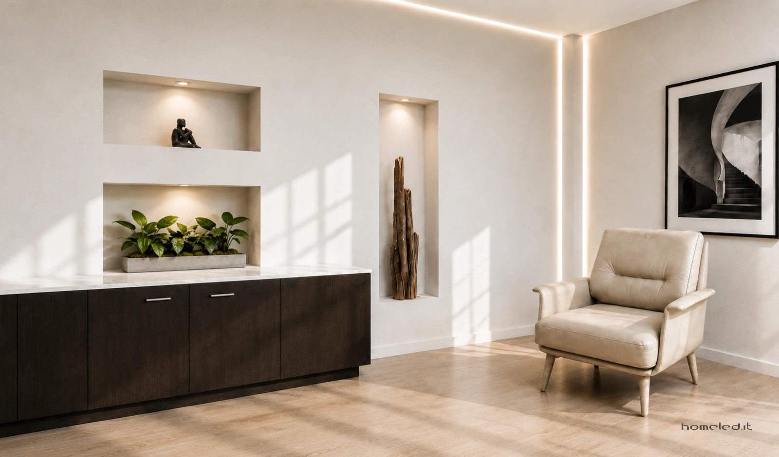 Angolo living moderno con nicchie illuminate, piante verdi e poltrona in pelle chiara
