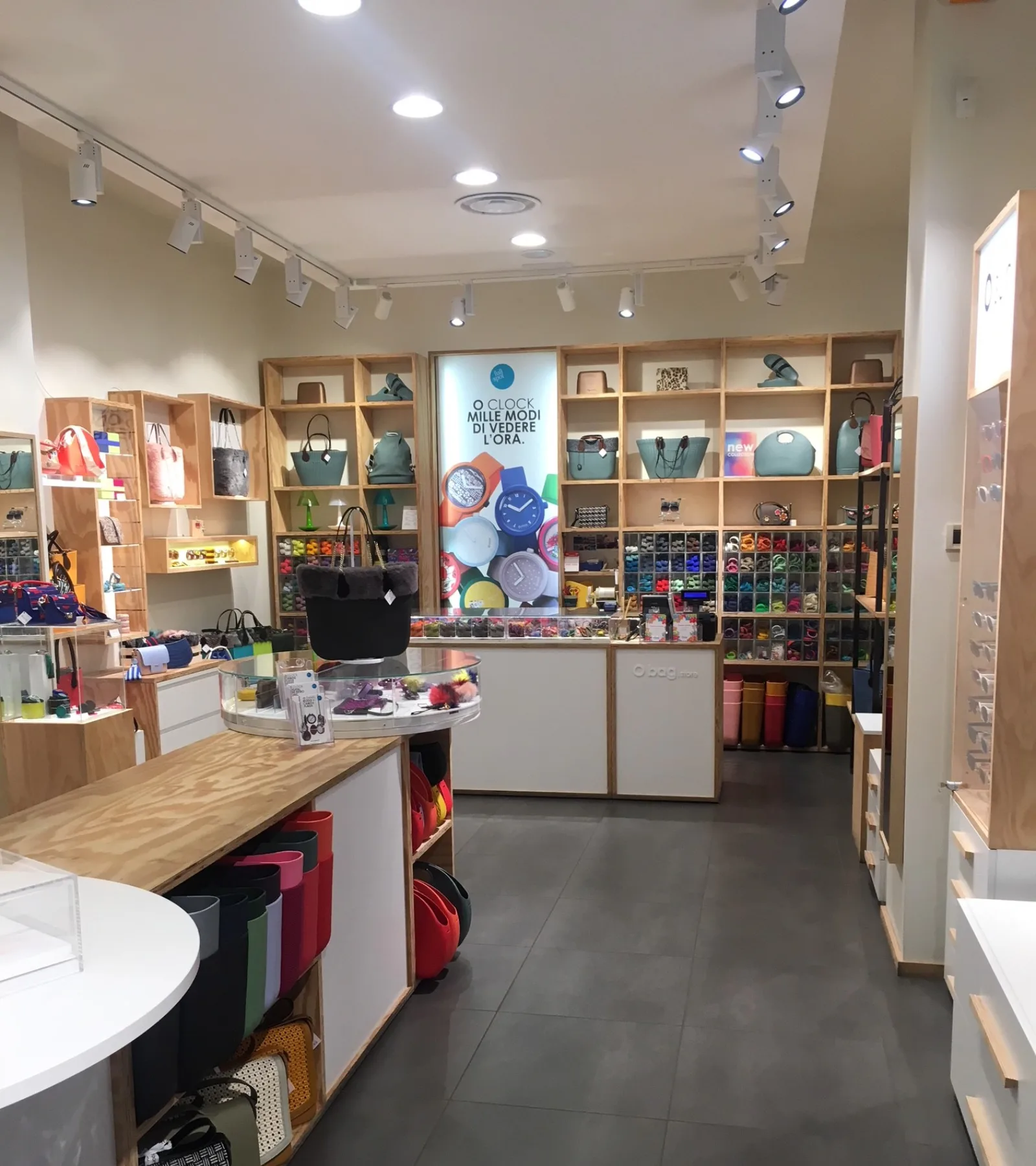 Negozio_accessori_moda_obag Interno di un negozio di accessori moda con borse, orologi e altri articoli esposti su scaffali e banconi. I faretti da binario sono della ditta homeled di Padova