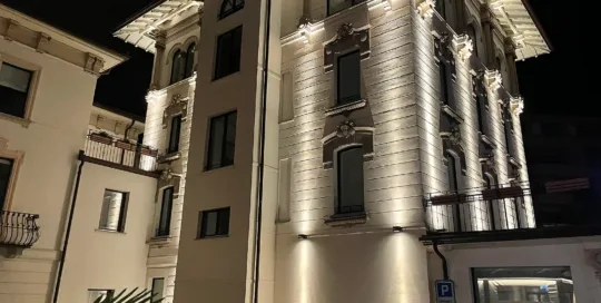 Lato del Palazzo DOT Life illuminato a 2700 K fino al cornicione